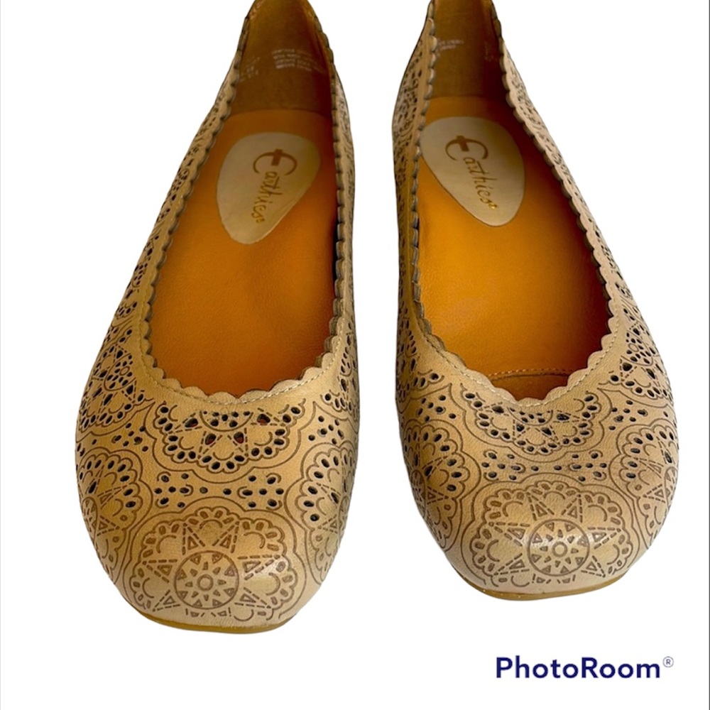 EARTHICS comfy tan flats in size 7 1/2